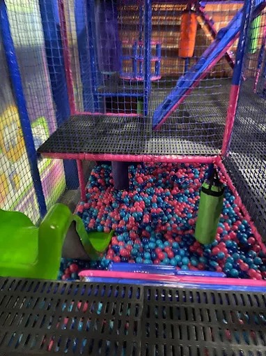 Piscina de pelotas y zona de juego